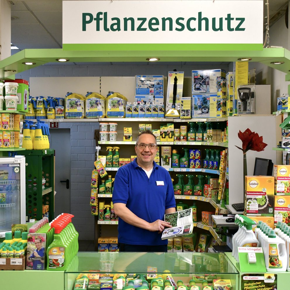 Unser Pflanzendoktor, Thomas Esser, hinter seiner Pflanzenschutztheke.